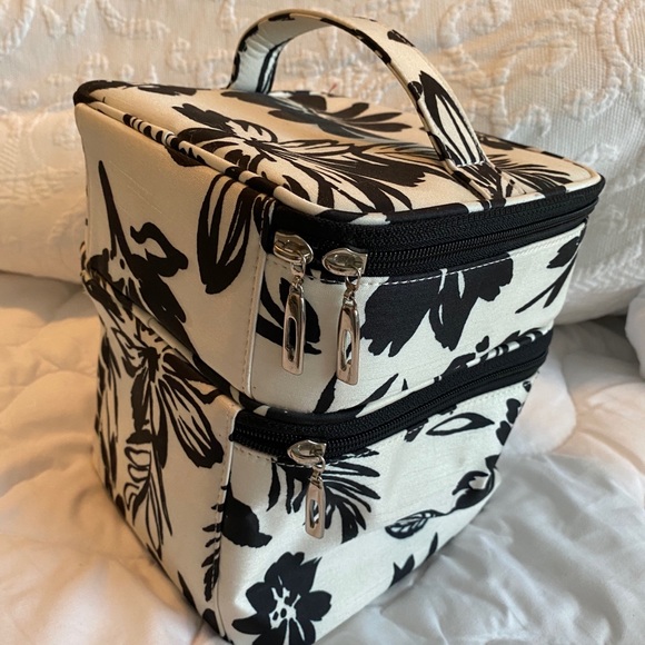 Fancy makeup travel case - Picture 2 of 4